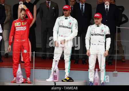 Monte Carlo, Monaco. 26 mai , 2019. Mercedes gagnant' pilote britannique Lewis Hamilton (2R) se tient sur le podium à côté de la Ferrari placé deuxième pilote allemand Sebastian Vettel et le troisième placé Mercedes pilote Finlandais Valtteri Bottas sur le podium après le Grand Prix de Formule 1 Monaco Crédit : Marco Canoniero/Alamy Live News Banque D'Images