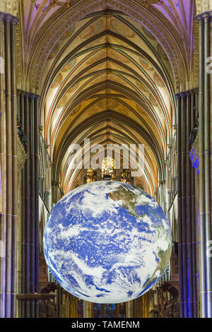 Salisbury, Wiltshire, Royaume-Uni. 26 mai 2019. Une variété de divertissements à Salisbury International Arts Festival à garder la foule se divertir. Gaia, ce qui signifie que la personnification de la terre, par Luke Jerram est suspendu à l'intérieur de la cathédrale de Salisbury, mesurant 7 mètres de diamètre. Credit : Carolyn Jenkins/Alamy Live News Banque D'Images