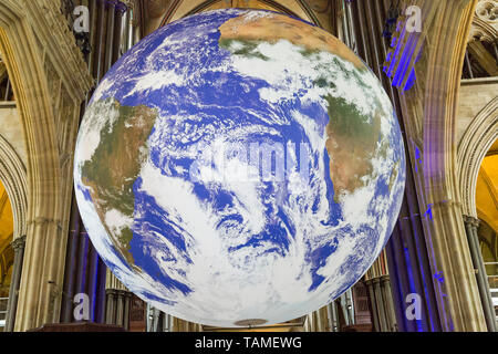 Salisbury, Wiltshire, Royaume-Uni. 26 mai 2019. Une variété de divertissements à Salisbury International Arts Festival à garder la foule se divertir. Gaia, ce qui signifie que la personnification de la terre, par Luke Jerram est suspendu à l'intérieur de la cathédrale de Salisbury, mesurant 7 mètres de diamètre. Credit : Carolyn Jenkins/Alamy Live News Banque D'Images