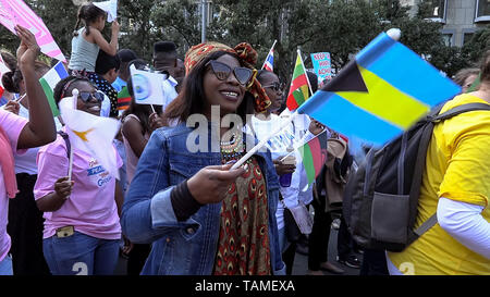 Cape Town, Afrique du Sud. 25 mai, 2019. Les gens prennent part à la marche pour la paix à Cape Town, Afrique du Sud, le 25 mai 2019. Des milliers de Sud-Africains le samedi sont descendus dans les rues de Cape Town pour marquer la Journée de l'Afrique avec un appel pour la paix sur le continent. Credit : Willem van der Merwe/Xinhua/Alamy Live News Banque D'Images