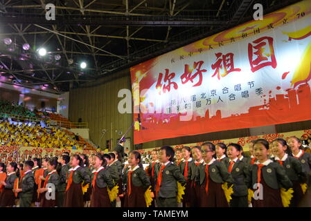 Beijing, Chine. 24 mai, 2019. Les enfants effectuer lors de la cérémonie d'ouverture de la 8e Festival Chorus de Beijing à Beijing, capitale de Chine, le 24 mai 2019. Le festival chorus, avec la participation de quelque 5 000 adeptes de chorus 100 chorales, le coup d'ici vendredi. Credit : Xu Qin/Xinhua/Alamy Live News Banque D'Images