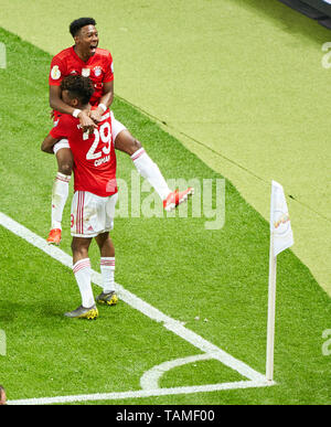 Munich, Allemagne. 25 mai, 2019. Kingsley COMAN, FCB 29 célèbre son but, heureux, rire, fête, 2-0 avec David ALABA, FCB 27 FC BAYERN MUNICH - RB LEIPZIG DFB-Pokal Final 3-0, Trophée allemand de football , Berlin, mai 25, 2019 saison 2018/2019, football, München, Red Bull © Peter Schatz / Alamy Live News Crédit : Peter Schatz/Alamy Live News Banque D'Images