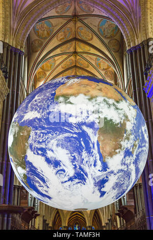 Salisbury, Wiltshire, Royaume-Uni. 26 mai 2019. Une variété de divertissements à Salisbury International Arts Festival à garder la foule se divertir. Gaia, ce qui signifie que la personnification de la terre, par Luke Jerram est suspendu à l'intérieur de la cathédrale de Salisbury, mesurant 7 mètres de diamètre. Credit : Carolyn Jenkins/Alamy Live News Banque D'Images