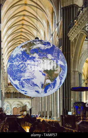 Salisbury, Wiltshire, Royaume-Uni. 26 mai 2019. Une variété de divertissements à Salisbury International Arts Festival à garder la foule se divertir. Gaia, ce qui signifie que la personnification de la terre, par Luke Jerram est suspendu à l'intérieur de la cathédrale de Salisbury, mesurant 7 mètres de diamètre. Credit : Carolyn Jenkins/Alamy Live News Banque D'Images