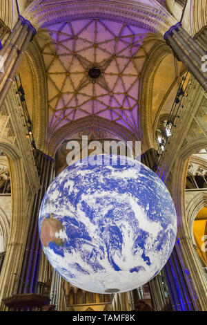 Salisbury, Wiltshire, Royaume-Uni. 26 mai 2019. Une variété de divertissements à Salisbury International Arts Festival à garder la foule se divertir. Gaia, ce qui signifie que la personnification de la terre, par Luke Jerram est suspendu à l'intérieur de la cathédrale de Salisbury, mesurant 7 mètres de diamètre. Credit : Carolyn Jenkins/Alamy Live News Banque D'Images