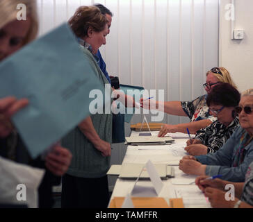 (190525) -- Prague, 25 mai 2019 (Xinhua) -- Registre des électeurs le vote à un bureau de scrutin à Prague, République tchèque, 24 mai 2019. Les deux jours de l'élection au Parlement européen, le quatrième d'affilée, a commencé en République tchèque mardi après-midi. À l'élection de cette année, les Tchèques vont choisir 21 députés issus d'un nombre record de 39 partis, mouvements et leurs coalitions ayant nommé plus de 840 candidats. Les résultats définitifs seront publiés le dimanche seulement après le vote dans tous les États membres de l'UE se termine. (Xinhua/Kesnerova Dana) Banque D'Images