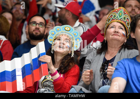 Bratislava, Slovaquie. 26 mai, 2019. La Russie fans en action pendant le Championnat du Monde de Hockey sur glace pour la médaille de bronze entre la Russie et la République tchèque à l'Ondrej Nepela Arena à Bratislava, Slovaquie, Dimanche 26 Mai, 2019. Photo : CTK Vaclav Salek/Photo/Alamy Live News Banque D'Images