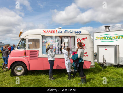 Midleton, Cork, Irlande. 26 mai, 2019. Aoife Lehane, Hannah Droit, Sinéad O'Rourke et Rita Law obtenez ice cream cones de Monsieur Whippy au Salon de l'agriculture à Coppingerstown Midleton Co. Cork, Irlande.- Crédit ; David Creedon / Alamy Live News Banque D'Images