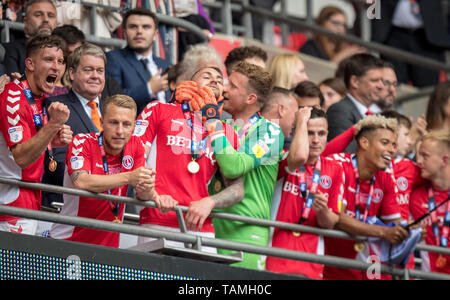 Krystian Bielik (prêté par Arsenal) pince l'air comme gardien de Dillon Phillips détient remportant buteur Patrick Bauer de Charlton Athletic comme l'équipe de célébrer au cours de la Sky Bet 1 Play-Off ligue match final entre Charlton Athletic et Sunderland au stade de Wembley, Londres, Angleterre le 26 mai 2019. Photo par Andy Rowland. Banque D'Images