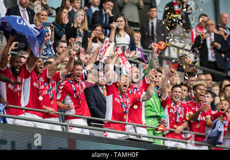 Krystian Bielik (prêté par Arsenal) & Chris Solly de Charlton Athletic soulever le trophée au cours de la Sky Bet League Play-Off 1 match final entre Charlton Athletic et Sunderland au stade de Wembley, Londres, Angleterre le 26 mai 2019. Photo par Andy Rowland. Banque D'Images