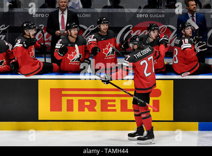 Bratislava, Slovaquie. 26 mai, 2019. THEODORE KARITÉ du Canada (centre) célèbre un but durant le Championnat du Monde de Hockey sur glace médaille d'or à l'Ondrej Nepela Arena à Bratislava, Slovaquie, Dimanche 26 Mai, 2019. Photo : CTK Vit Simanek/Photo/Alamy Live News Banque D'Images