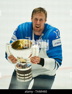 Bratislava, Slovaquie. 26 mai, 2019. La Finlande a remporté le titre et fêter : Marko ANTTILA, FIN 12 avec trophée, pott CANADA - FINLANDE 1-3 Kanada - Finlande dernier Championnat du Monde de Hockey Championships à Bratislava, Slovaquie, Slovaquie, 26 mai 2019, de la saison 2018/2019, le Crédit : Peter Schatz/Alamy Live News Banque D'Images