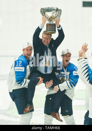 Bratislava, Slovaquie. 26 mai, 2019. La Finlande a remporté le titre et fêter : Jukka JALONEN, FIN headcoach, team manager, Marko ANTTILA, FIN 12, FIN 55 Atte OHTAMAA avec trophée, pott CANADA - FINLANDE 1-3 Kanada - Finlande dernier Championnat du Monde de Hockey Championships à Bratislava, Slovaquie, Slovaquie, 26 mai 2019, de la saison 2018/2019, le Crédit : Peter Schatz/Alamy Live News Banque D'Images