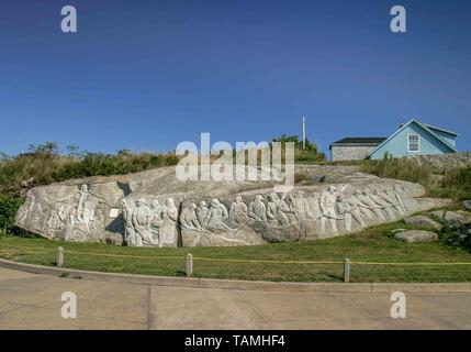 5 septembre 2005 - Peggy's Cove, municipalité régionale de Halifax, Canada - Un monument de pêcheurs de la Nouvelle-Écosse, sculpté par l'artiste William E. deGarthe sur un 30-mètres (100-pieds) d'affleurements de granit derrière sa maison à Peggy's Cove, en Nouvelle-Écosse. Credit : Arnold Drapkin/ZUMA/Alamy Fil Live News Banque D'Images