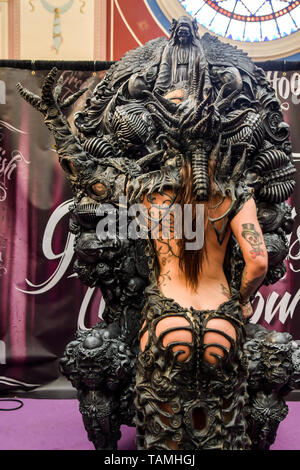 Londres, Royaume-Uni. 26 mai, 2019. Concepteur de modèles portant des vitrines Art Liam Murry il dernière collection à Vintage Fashion Show alternative au Great British Tattoo Show, le 26 mai 2019, Londres, Royaume-Uni. Credit Photo : Alamy/Capital Live News Banque D'Images