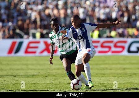 Oeiras, Portugal. 25 mai, 2019. Porto, Yacine Brahimi (R) le dispute à l'Abdoulayé sportives au cours de la Coupe du Portugal Diaby match final entre le Sporting CP et le FC Porto au Stade dans Oreiras Oeiras, Portugal, le 25 mai 2019. Sporting a gagné 3-2 après prolongation et les pénalités. Crédit : Pedro Fiuza/Xinhua/Alamy Live News Banque D'Images