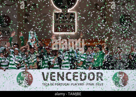 Oeiras, Portugal. 25 mai, 2019. Les joueurs sportifs célébrer avec leur trophée après avoir remporté le match final de la Coupe du Portugal entre le Sporting CP et le FC Porto au Stade dans Oreiras Oeiras, Portugal, le 25 mai 2019. Sporting a gagné 3-2 après prolongation et les pénalités. Crédit : Pedro Fiuza/Xinhua/Alamy Live News Banque D'Images