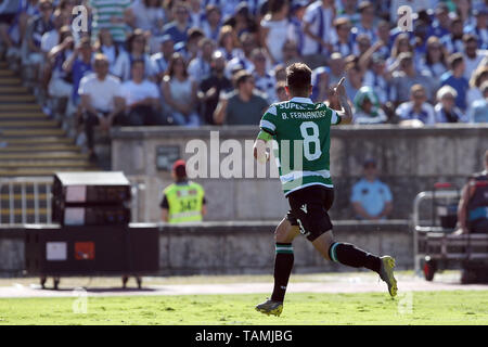 Oeiras, Portugal. 25 mai, 2019. Les sportives Bruno Fernandes fête marquant pendant le match final de la Coupe du Portugal entre le Sporting CP et le FC Porto au Stade dans Oreiras Oeiras, Portugal, le 25 mai 2019. Sporting a gagné 3-2 après prolongation et les pénalités. Crédit : Pedro Fiuza/Xinhua/Alamy Live News Banque D'Images