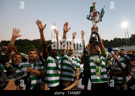 Oeiras, Portugal. 25 mai, 2019. Les joueurs sportifs célébrer avec leur trophée après avoir remporté le match final de la Coupe du Portugal entre le Sporting CP et le FC Porto au Stade dans Oreiras Oeiras, Portugal, le 25 mai 2019. Sporting a gagné 3-2 après prolongation et les pénalités. Crédit : Pedro Fiuza/Xinhua/Alamy Live News Banque D'Images