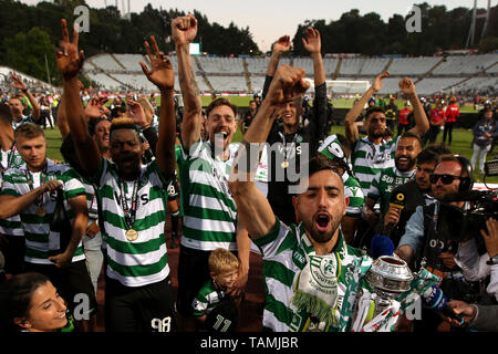 Oeiras, Portugal. 25 mai, 2019. Les joueurs sportifs célébrer avec leur trophée après avoir remporté le match final de la Coupe du Portugal entre le Sporting CP et le FC Porto au Stade dans Oreiras Oeiras, Portugal, le 25 mai 2019. Sporting a gagné 3-2 après prolongation et les pénalités. Crédit : Pedro Fiuza/Xinhua/Alamy Live News Banque D'Images