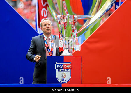 Londres, Angleterre 26 mai Charlton Athletic Manager Lee Bowyer avec le trophée au cours de la Ligue 1 Sky Bet finale play off entre Charlton Athletic et Sunderland au stade de Wembley, Londres, le dimanche 26 mai 2019. (Crédit : Leila Coker | MI News) Banque D'Images