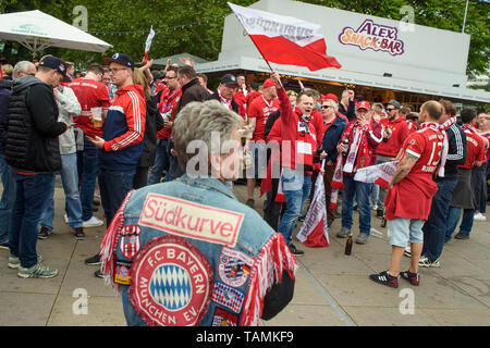 Berlin, Allemagne. 25 mai, 2019. Football, finale de la Coupe DFB RB Leipzig - FC Bayern Munich. Bayern Munich fans se réunira à l'Alexanderplatz avant le match. Credit : Gregor Fischer/dpa/Alamy Live News Banque D'Images