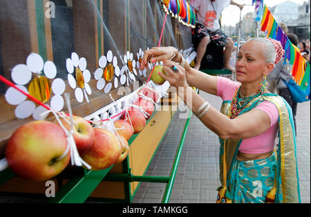 Un dévot Hare Krishna est vu la décoration d'un char au cours de huit mètres de haut le Ratha-Yatra chars au Carnaval de Kiev. Selon la mythologie, le Ratha Yatra remonte à quelque 5 000 ans lorsque dieu hindou Krishna, avec son frère aîné Balaram et sœur Subhadra, ont été tirés sur un char de Kurukshetra à Vrindavana par les dévots de Krishna. Ratha Yatra appelle aussi Rathayatra, Rathajatra ou char festival est populaires procession publique dans un char, célébrée chaque année en Inde et il attire plus d'un million de pèlerins hindous pour rejoindre la procession. L'élément central de la Banque D'Images