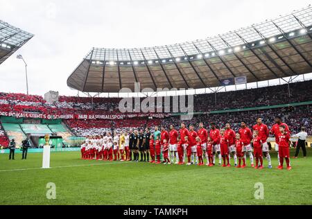 Berlin, Allemagne. 25 mai, 2019. Les joueurs du Bayern Munich et Leipzig line up avant la finale de la coupe d'Allemagne entre RB Leipzig et le FC Bayern Munich à Berlin, capitale de l'Allemagne, le 25 mai 2019. Le Bayern Munich a gagné 3-0 et a réclamé le titre. Credit : Shan Yuqi/Xinhua/Alamy Live News Banque D'Images