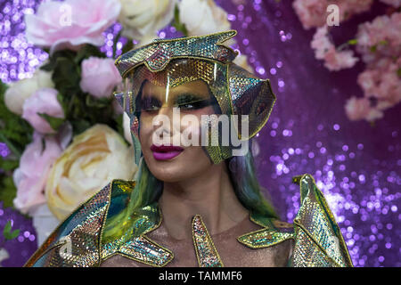 Los Angeles, Californie, USA. Mar 15, 2019. La Trinité drag queen (Tuck Ryan Taylor) de RuPaul's Drag Race assiste à DragCon à Los Angeles, Californie. Les trois jours du DragCon RuPaul est la plus grande convention culture glisser et se déroule à New York et Los Angeles. Ronen Crédit : Tivony SOPA/Images/ZUMA/Alamy Fil Live News Banque D'Images