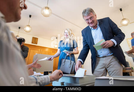 Gamshurst, Allemagne. 26 mai, 2019. Jörg Meuthen, principal candidat de l'alternative pour l'Allemagne, les votes pour l'élection au Parlement européen ; dans l'arrière-plan est son épouse Natalia Meuthen. Du 23 mai au 26 mai, les citoyens de 28 États de l'Union européenne éliront un nouveau parlement. Crédit : Sébastien Gollnow/dpa/Alamy Live News Banque D'Images