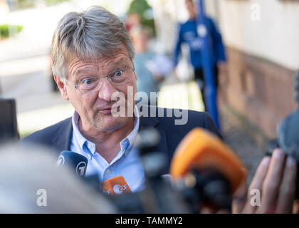 Gamshurst, Allemagne. 26 mai, 2019. Jörg Meuthen, principal candidat de l'alternative pour l'Allemagne pour l'élection au Parlement européen, donne une interview après son vote. Du 23 mai au 26 mai, les citoyens de 28 États de l'Union européenne éliront un nouveau parlement. Crédit : Sébastien Gollnow/dpa/Alamy Live News Banque D'Images