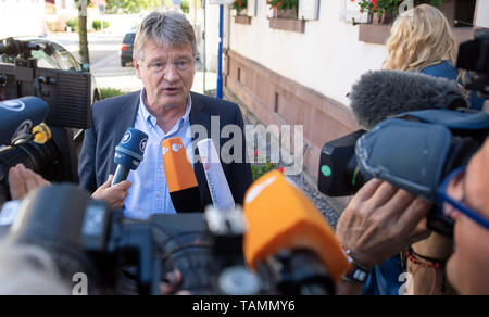 Gamshurst, Allemagne. 26 mai, 2019. Jörg Meuthen, principal candidat de l'alternative pour l'Allemagne pour l'élection au Parlement européen, donne une interview après son vote. Du 23 mai au 26 mai, les citoyens de 28 États de l'Union européenne éliront un nouveau parlement. Crédit : Sébastien Gollnow/dpa/Alamy Live News Banque D'Images