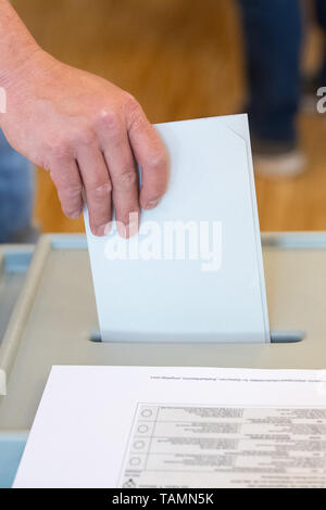 Gamshurst, Allemagne. 26 mai, 2019. Un homme donne son bulletin de vote pour l'élection au Parlement européen. Du 23 mai au 26 mai, les citoyens de 28 États de l'Union européenne éliront un nouveau parlement. Crédit : Sébastien Gollnow/dpa/Alamy Live News Banque D'Images