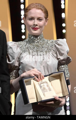 Emily Beecham avec le prix de la meilleure actrice pour son rôle dans 'Little Joe' lors de la remise de prix lors de la 72e édition du Festival de Cannes au Palais des Festivals le 25 mai 2019 à Cannes, France Banque D'Images