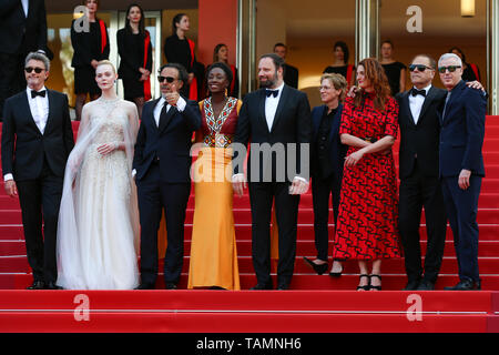 Cannes, France. 25 mai, 2019. Les membres du jury posent sur le tapis rouge de la cérémonie de clôture de la 72e Festival de Cannes, à Cannes, France, le 25 mai 2019. Le rideau de la 72e édition du Festival de Cannes est tombée le samedi soir, avec film sud-coréen "Parasite" de gagner cette année, le prix le plus prestigieux, la Palme d'or. Credit : Zhang Cheng/Xinhua/Alamy Live News Banque D'Images