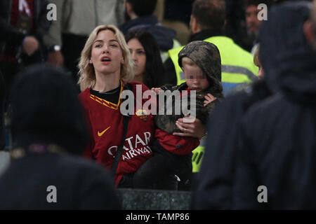 Rome, Italie. 27 mai, 2019. 27.05.2019. Stadio Olimpico, Rome, Italie. Serie A. Sarah Felberbaum et fils en Italie Serie A ligue, l'AS Rome vs Parma, DANiELE DE ROSSI, dernier match au Stadio Olimpico à Rome. Agence Photo crédit : indépendante/Alamy Live News Banque D'Images