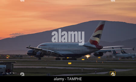 Richmond, Colombie-Britannique, Canada. 19 mai, 2019. Un British Airways Airbus A380-841 G-XLEL) jetliner prend son envol au crépuscule de l'Aéroport International de Vancouver. Credit : Bayne Stanley/ZUMA/Alamy Fil Live News Banque D'Images