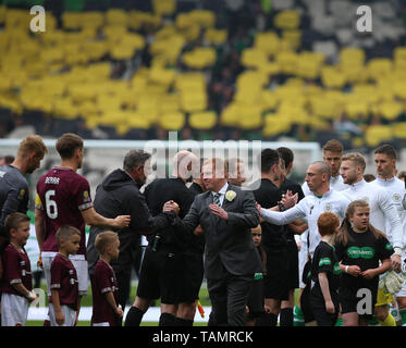 25 mai 2019, Hampden Park, Glasgow (Écosse), à la finale de la Coupe de football écossais, le Cœur du Midlothian contre Celtic, Celtic Gestionnaire Neil Lennon Gardien Coeur accueille de Midlothian Craig Levein manager Banque D'Images