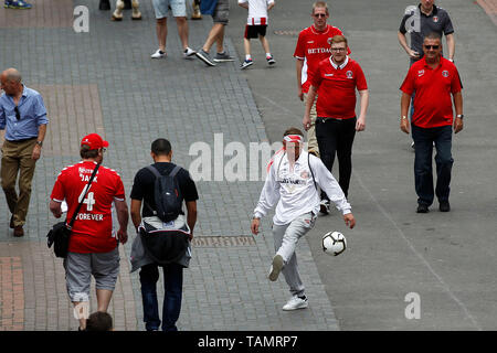 Londres, Royaume-Uni. 26 mai, 2019. Un ventilateur affichant des compétences de football Wembley ci-dessous durant l'EFL Sky Bet 1 Play-Off ligue match final entre Charlton Athletic et Sunderland au stade de Wembley, Londres, Angleterre le 26 mai 2019. Photo par Carlton Myrie. Usage éditorial uniquement, licence requise pour un usage commercial. Aucune utilisation de pari, de jeux ou d'un seul club/ligue/dvd publications. Credit : UK Sports Photos Ltd/Alamy Live News Banque D'Images