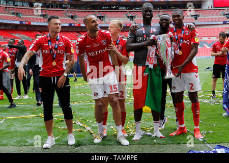 Londres, Royaume-Uni. 26 mai, 2019. (R-L) Dijksteel Anfernee, Igor Vetokele/ Mouhamadou-Naby Sarr, Ben, Reeves, Darren Pratley de Charlton Athletic au cours de l'EFL Sky Bet 1 Play-Off ligue match final entre Charlton Athletic et Sunderland au stade de Wembley, Londres, Angleterre le 26 mai 2019. Photo par Carlton Myrie. Usage éditorial uniquement, licence requise pour un usage commercial. Aucune utilisation de pari, de jeux ou d'un seul club/ligue/dvd publications. Credit : UK Sports Photos Ltd/Alamy Live News Banque D'Images