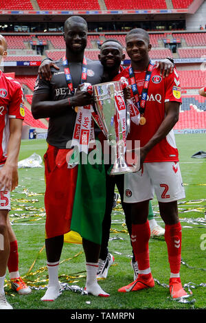 Londres, Royaume-Uni. 26 mai, 2019. (L-R) Mouhamadou-Naby Sarr, Igor Vetokele et Anfernee Dijksteel de Charlton Athletic au cours de l'EFL Sky Bet 1 Play-Off ligue match final entre Charlton Athletic et Sunderland au stade de Wembley, Londres, Angleterre le 26 mai 2019. Photo par Carlton Myrie. Usage éditorial uniquement, licence requise pour un usage commercial. Aucune utilisation de pari, de jeux ou d'un seul club/ligue/dvd publications. Credit : UK Sports Photos Ltd/Alamy Live News Banque D'Images