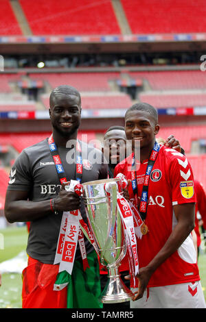 Londres, Royaume-Uni. 26 mai, 2019. (L-R) Mouhamadou-Naby Sarr, Igor Vetokele et Anfernee Dijksteel de Charlton Athletic au cours de l'EFL Sky Bet 1 Play-Off ligue match final entre Charlton Athletic et Sunderland au stade de Wembley, Londres, Angleterre le 26 mai 2019. Photo par Carlton Myrie. Usage éditorial uniquement, licence requise pour un usage commercial. Aucune utilisation de pari, de jeux ou d'un seul club/ligue/dvd publications. Credit : UK Sports Photos Ltd/Alamy Live News Banque D'Images