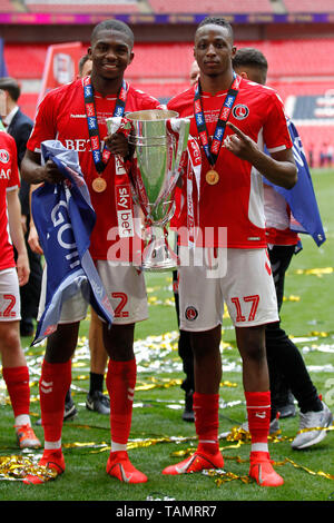 Londres, Royaume-Uni. 26 mai, 2019. Joe Aribo et Anfernee Dijksteel de Charlton Athletic posent avec la coupe au cours de l'EFL Sky Bet 1 Play-Off ligue match final entre Charlton Athletic et Sunderland au stade de Wembley, Londres, Angleterre le 26 mai 2019. Photo par Carlton Myrie. Usage éditorial uniquement, licence requise pour un usage commercial. Aucune utilisation de pari, de jeux ou d'un seul club/ligue/dvd publications. Credit : UK Sports Photos Ltd/Alamy Live News Banque D'Images