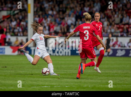 25 mai 2019, les banques's Stadium, Walsall, Angleterre ; Womens international football friendly, l'Angleterre et le Danemark, Géorgie de Stanway Angleterre tente un tir au but passé Janni Arnth DANEMARK Jensen et Sanne Troelsgaard de Danemark Banque D'Images