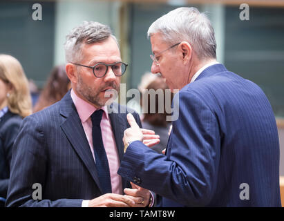 21 mai 2019, Belgique, Bruxelles : 21.05.2019, Belgique, Bruxelles : Ministre d'État fédérale Michael Roth (L) des entretiens avec le ministre roumain pour l'Europe et Président du Conseil George Ciamba (R) avant le début d'une réunion des ministres de l'UE des Affaires générales le 21 mai 2019 dans le bâtiment Europa à Bruxelles. Le Conseil Affaires générales coordonne les préparatifs pour les réunions du Conseil européen. Il est également responsable de plusieurs domaines politiques. Le GAC est essentiellement composé des ministres des affaires étrangères de tous les États membres de l'UE. La Commission européenne est habituellement représenté par le Banque D'Images