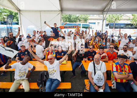 25 mai 2019, Stade Benito VillamarIn, Séville, Espagne : la Copa del Rey, finale de football FC Barcelone contre Valence, Valence fans dans leur fan zone avant le match Banque D'Images