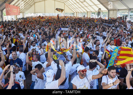 25 mai 2019, Stade Benito VillamarIn, Séville, Espagne : la Copa del Rey, finale de football FC Barcelone contre Valence, Valence fans dans leur fan zone avant le match Banque D'Images