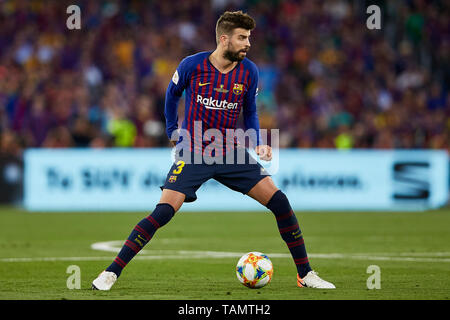 25 mai 2019, Stade Benito VillamarIn, Séville, Espagne : la Copa del Rey, finale de football FC Barcelone contre Valence ; Defender Gerard Piqu&# xe9 ; de FCB amène le ballon de l'avant Banque D'Images