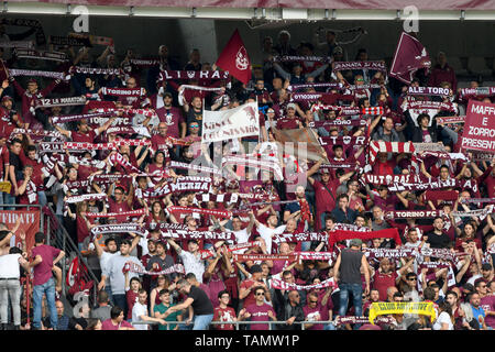 26 mai 2019, Stade Olympique Grande Torino, Turin, Italie, Serie A football, Torino contre Lazio ; les partisans de Torino afficher leurs couleurs Banque D'Images