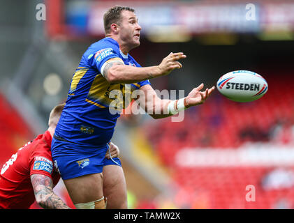 Anfield, Liverpool, Royaume-Uni. 26 mai, 2019. Rugby League Week-end magique Dacia ; Trent Merrin de Leeds Rhinos passe la balle comme il est abordé : l'action de Crédit Plus Sport/Alamy Live News Banque D'Images